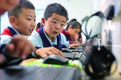 同窗正正在和AI互动：“我是三年级学生